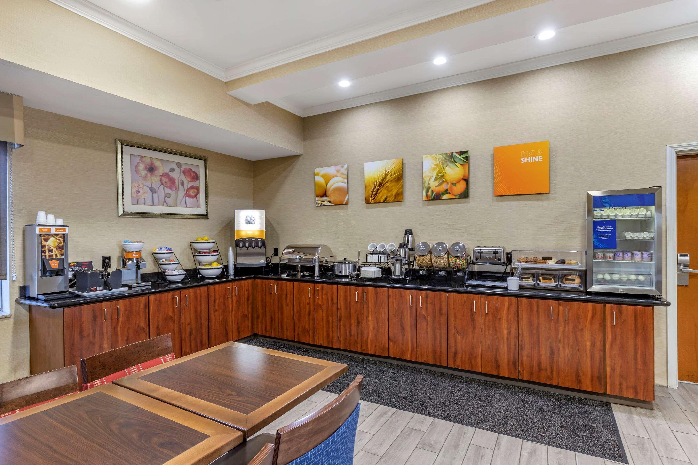 Comfort Inn & Suites Orangeburg Exterior photo
